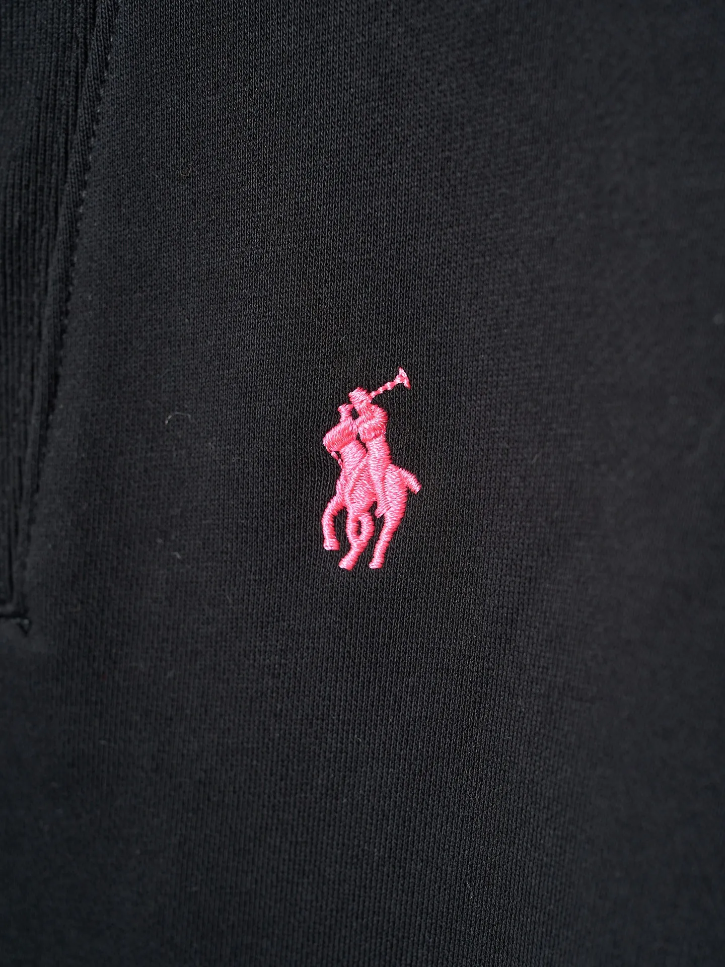P430 Actual auction】Ralph Lauren/Ralph Lauren pink pony logo embroidered zipper half turtleneck sweatshirt [Ready stock] S M L XL custom-made luxury cotton fleece compound, soft and silky, comfortable and skin-friendly. It is based on pure black tones. A touch of pink pony logo embroidery is embellished on the chest, low-key and powerful. The back panel is embellished with the brand letters outlined in ivory white satin intarsia. The pink pony embroidery leaping in the center is the only colorful footnote in this black and white silent film, which coincides with the elegant and uninhibited brand philosophy. Its unique ribbed half-high collar design is sublimated, giving more flexibility and fashion sense to wear, showing taste in silent places, showing elegance and style. Imported machine embroidery technology is used. Advanced computer control system and sophisticated mechanical components are used to realize the pony logo embroidery operation with high precision, smooth and delicate lines, and imported machine appliqué embroidery technology. Use advanced computer control systems and precision mechanical components to realize Ralph Lauren appliqué embroidery operations, showing an embroidery effect with both clarity and three-dimensionality. The fabrics have been washed and have a better hand feel and texture. They are not easy to deform, not easy to shrink, not easy to fade, and maintain long-term beauty and loose fit.